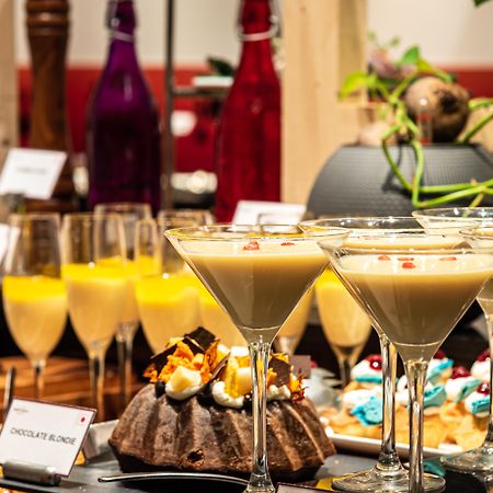 Mercure Hyderabad Kcp Banjara Hills, An Accor Hotel Dış mekan fotoğraf A dessert buffet