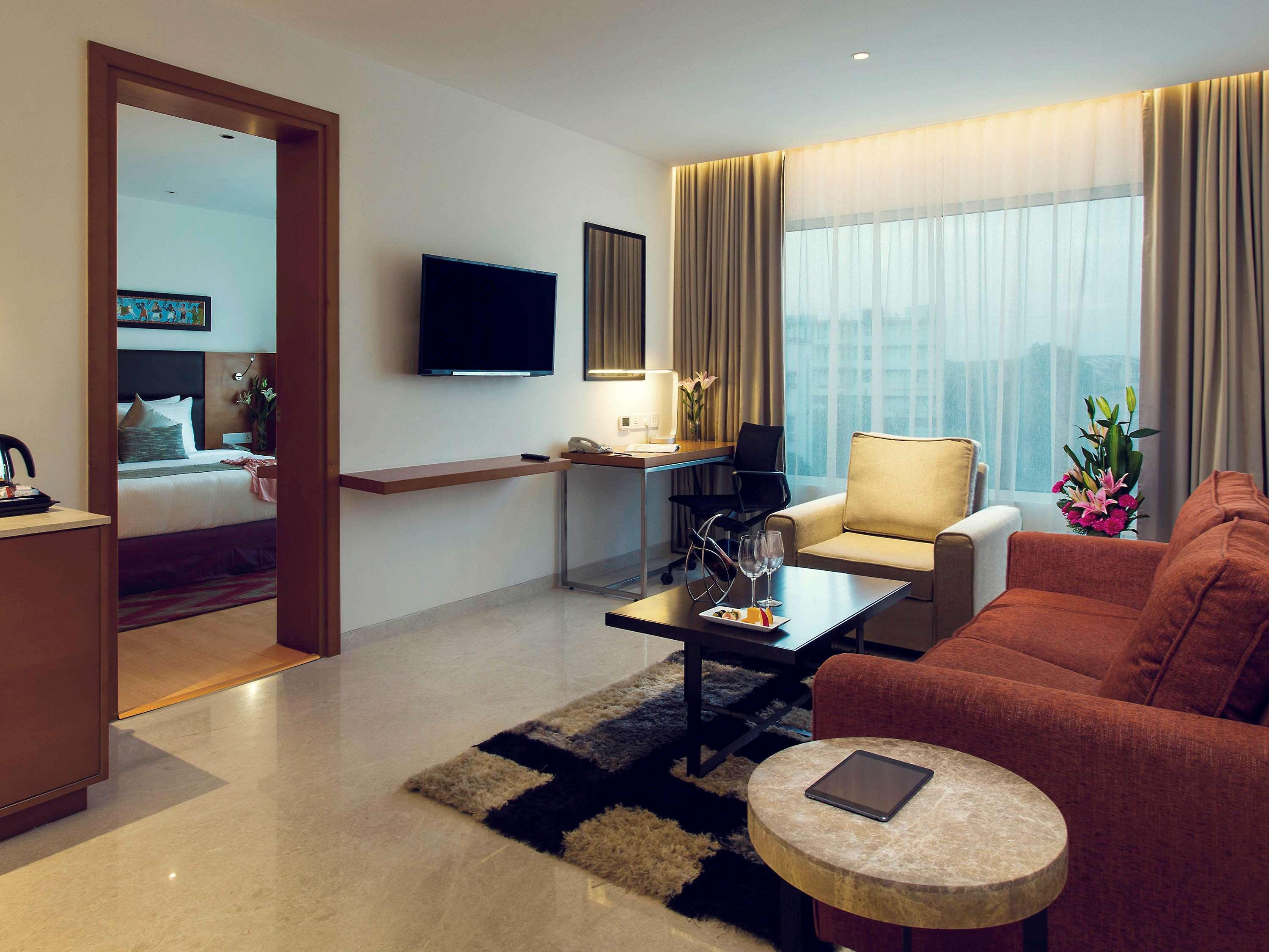 Mercure Hyderabad Kcp Banjara Hills, An Accor Hotel Dış mekan fotoğraf Suite room at the hotel
