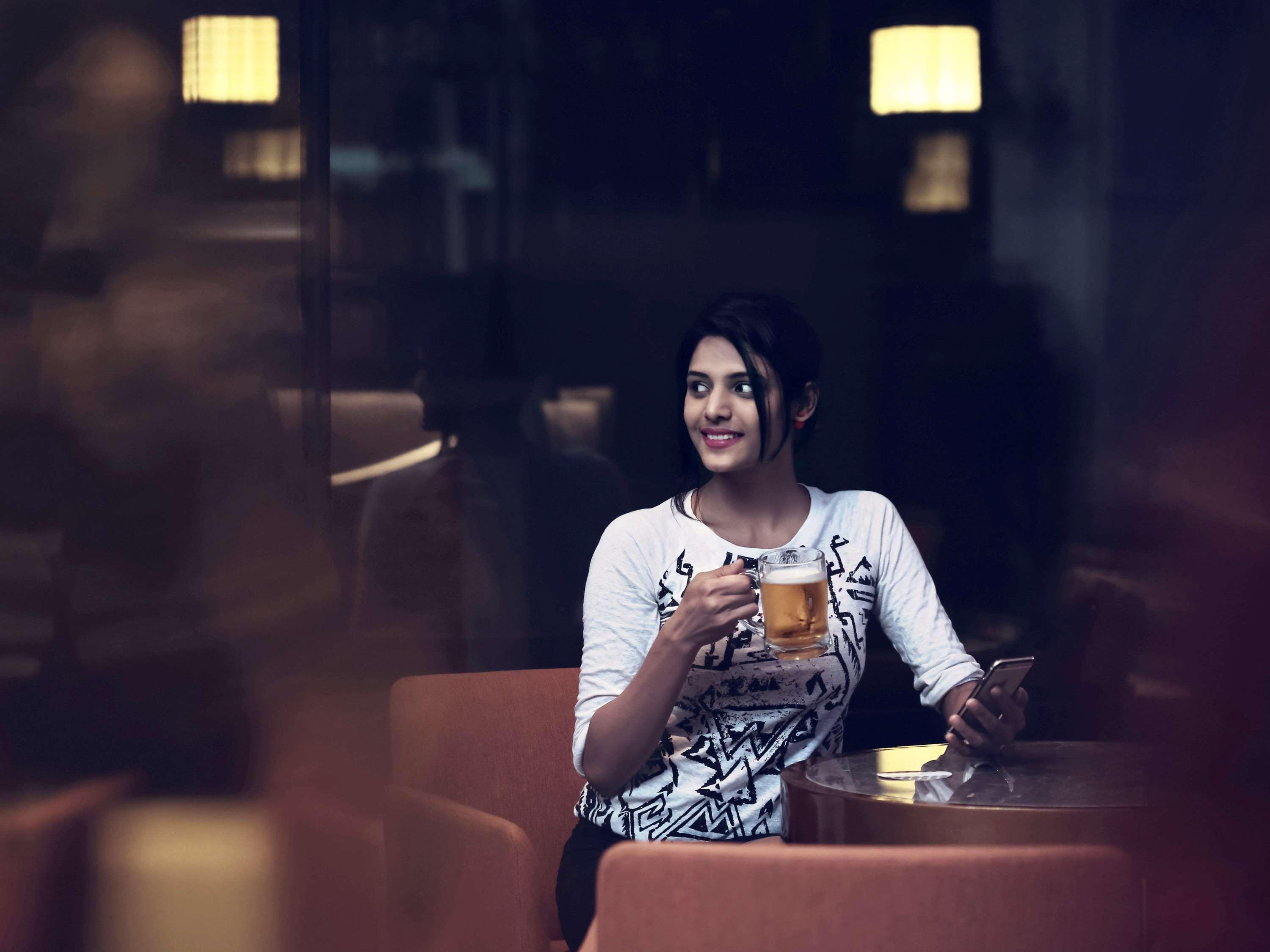 Mercure Hyderabad Kcp Banjara Hills, An Accor Hotel Dış mekan fotoğraf A woman drinking beer