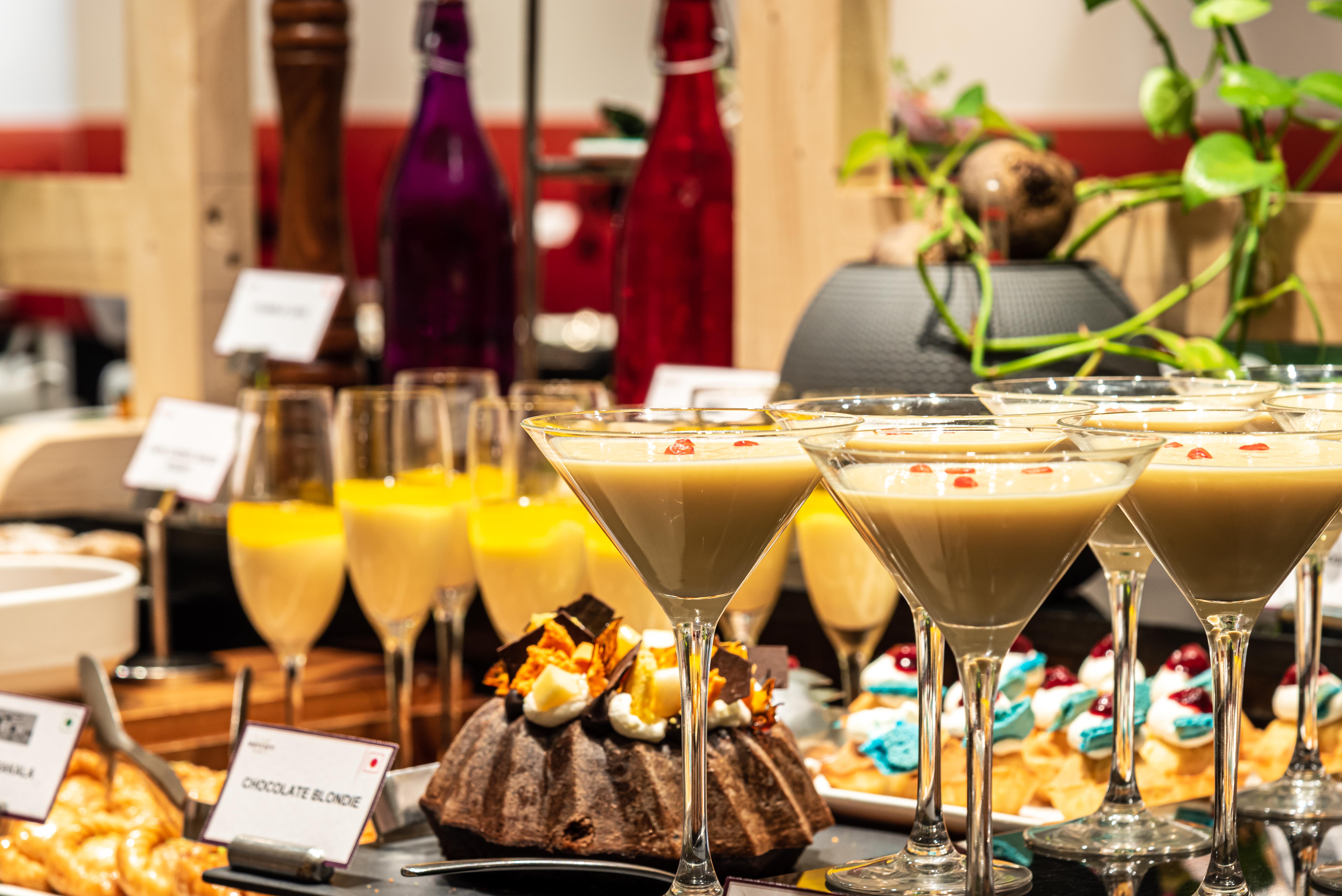 Mercure Hyderabad Kcp Banjara Hills, An Accor Hotel Dış mekan fotoğraf A dessert buffet