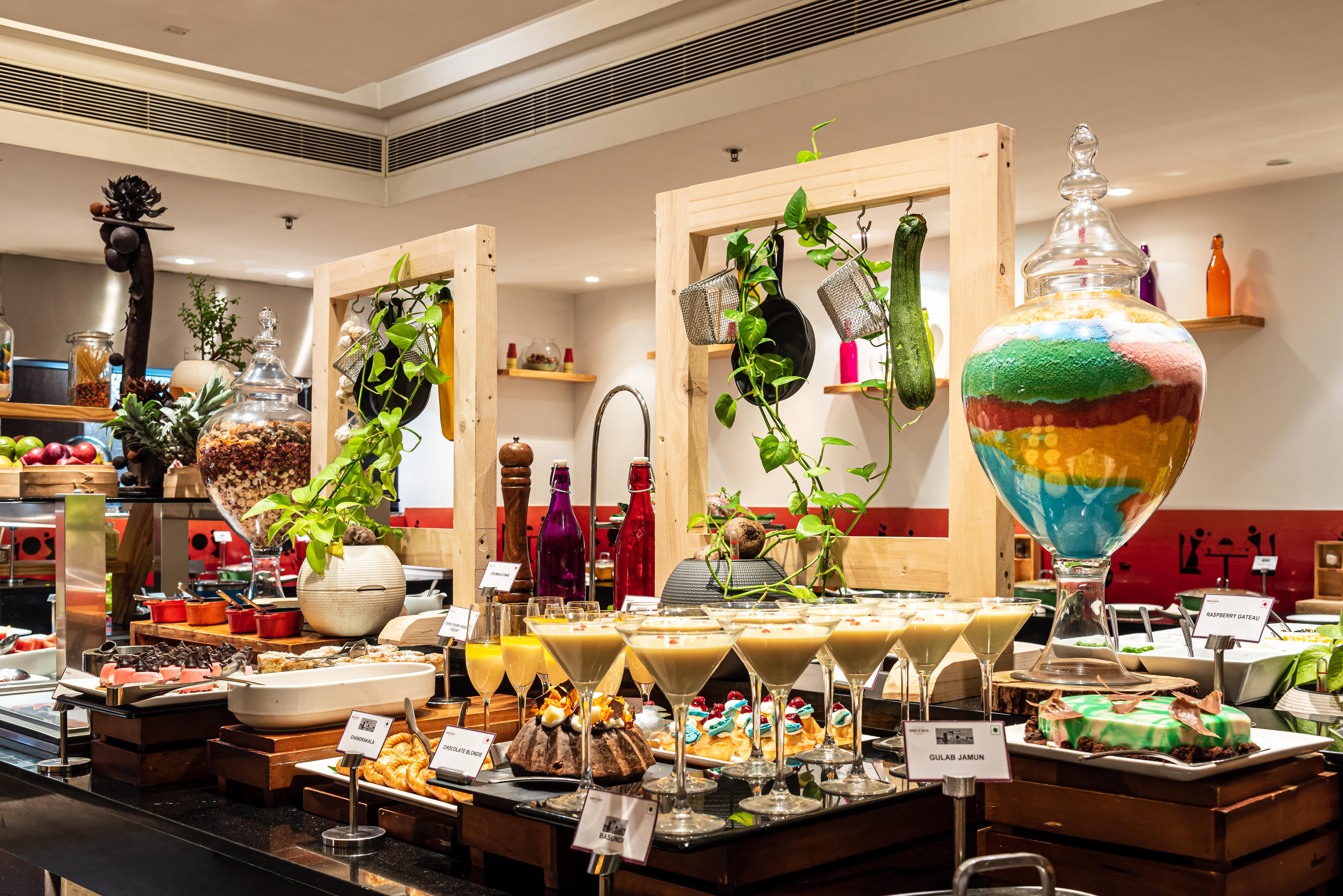 Mercure Hyderabad Kcp Banjara Hills, An Accor Hotel Dış mekan fotoğraf A dessert buffet at a hotel in India