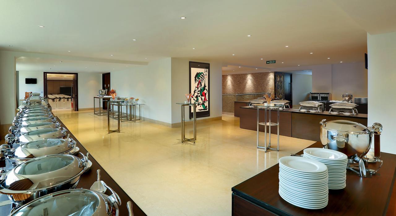 Mercure Hyderabad Kcp Banjara Hills, An Accor Hotel Dış mekan fotoğraf The interior of the lounge