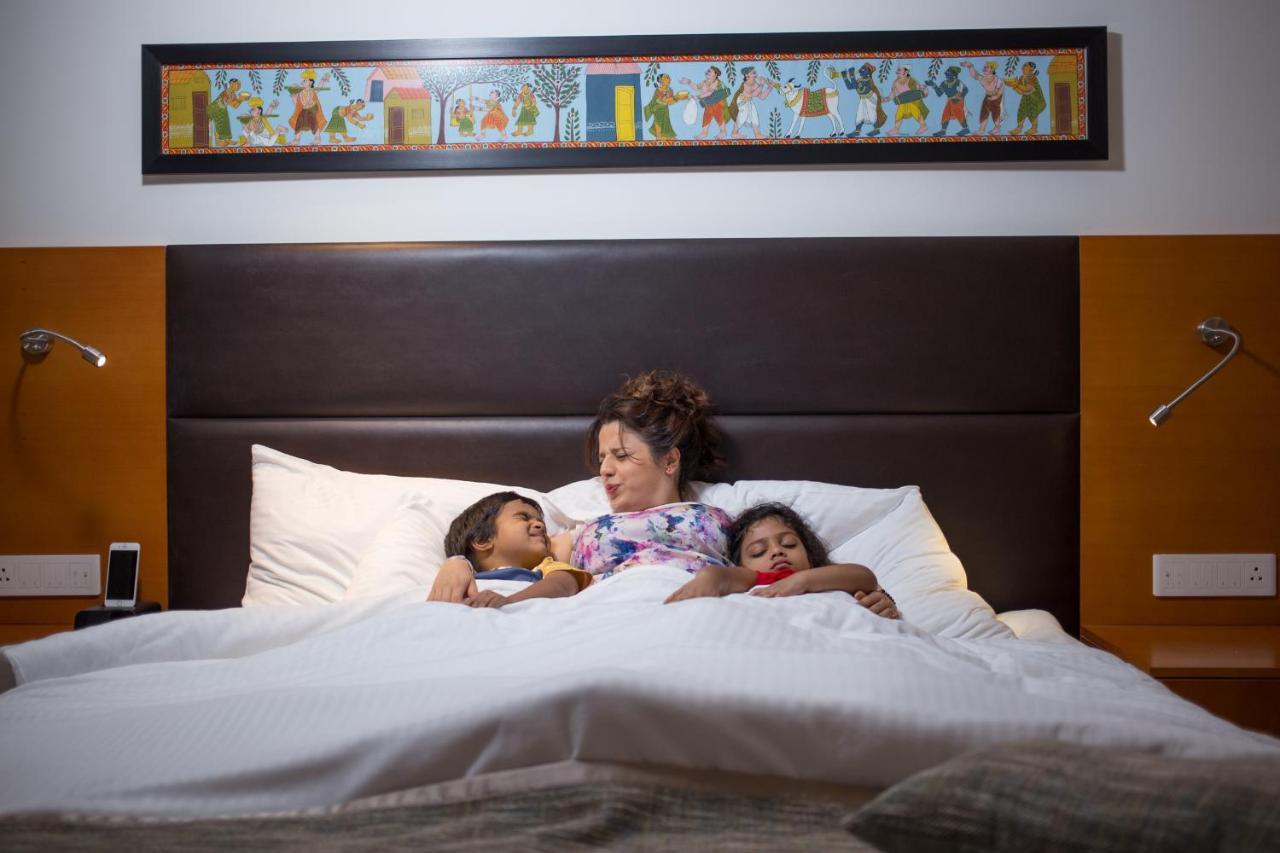 Mercure Hyderabad Kcp Banjara Hills, An Accor Hotel Dış mekan fotoğraf A mother and her two children in a hotel room
